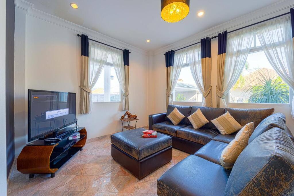 Villa Luxurious 5-bedroom Private Pool Villa! Pv6 *