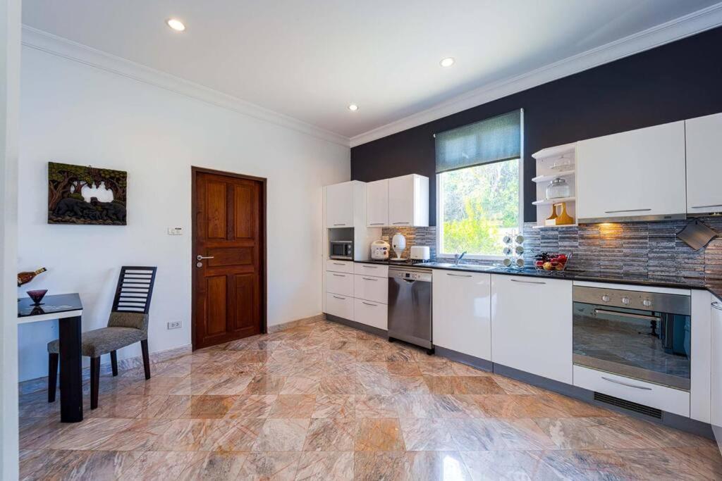 Luxurious 5-bedroom Private Pool Villa! Pv6 Villa *