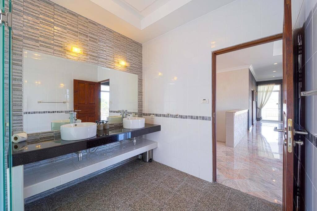 Villa Luxurious 5-bedroom Private Pool Villa! Pv6 Hua Hin