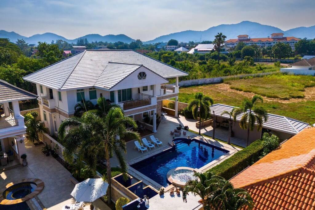 Villa Luxurious 5-bedroom Private Pool Villa! Pv6 *