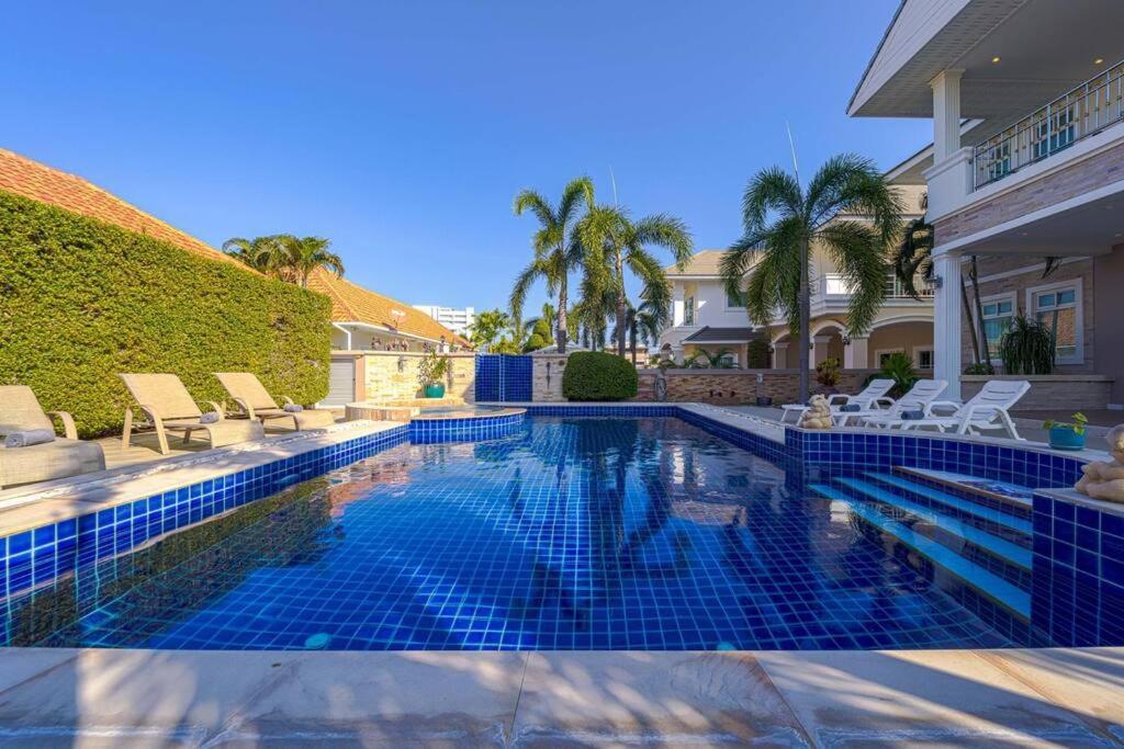 Villa Luxurious 5-bedroom Private Pool Villa! Pv6