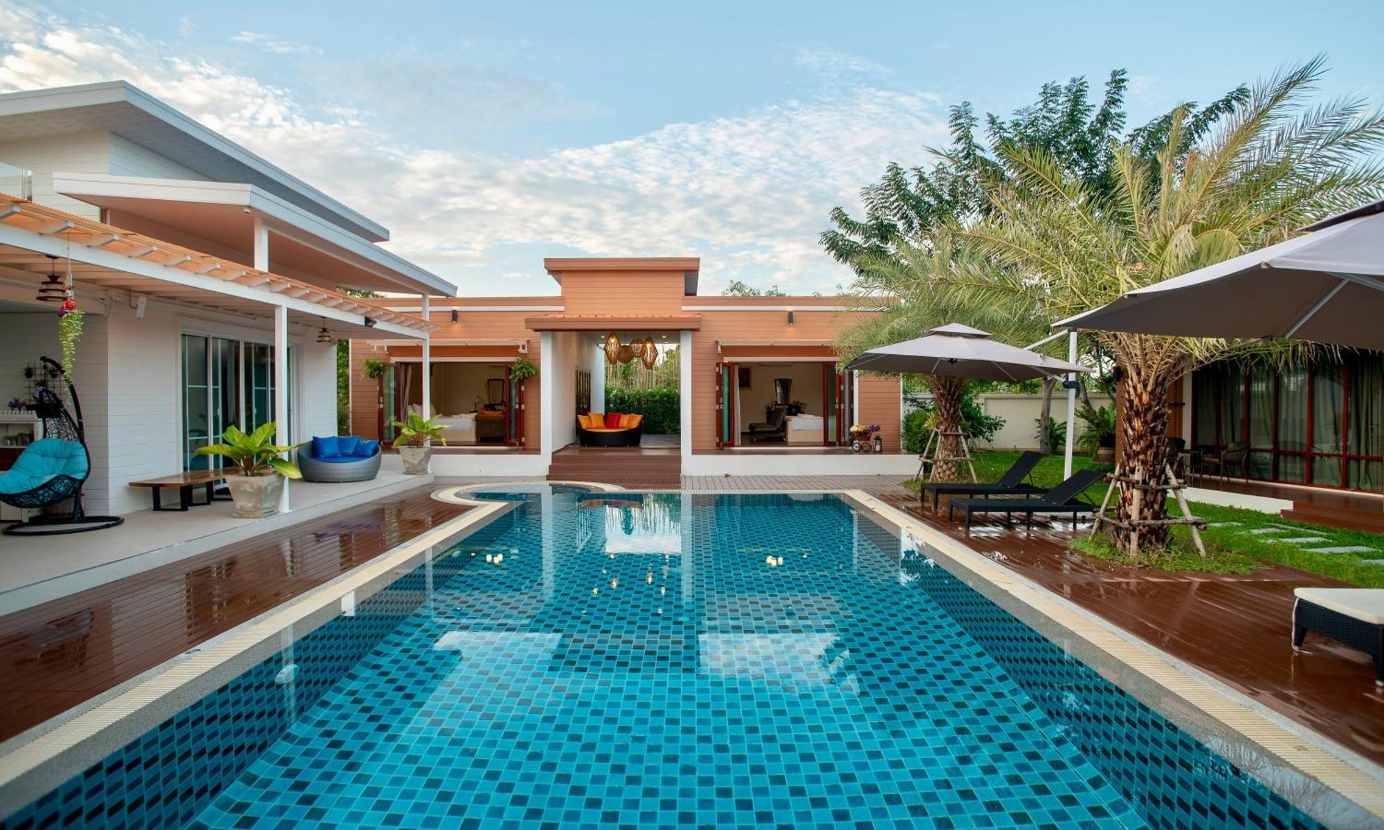 Resort & Luxury Pool With Bathtub