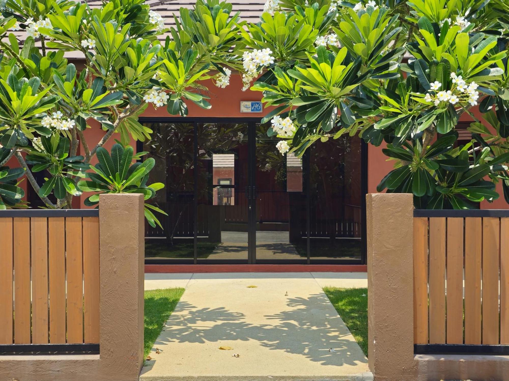 Resort Baan Mesuk And 4*