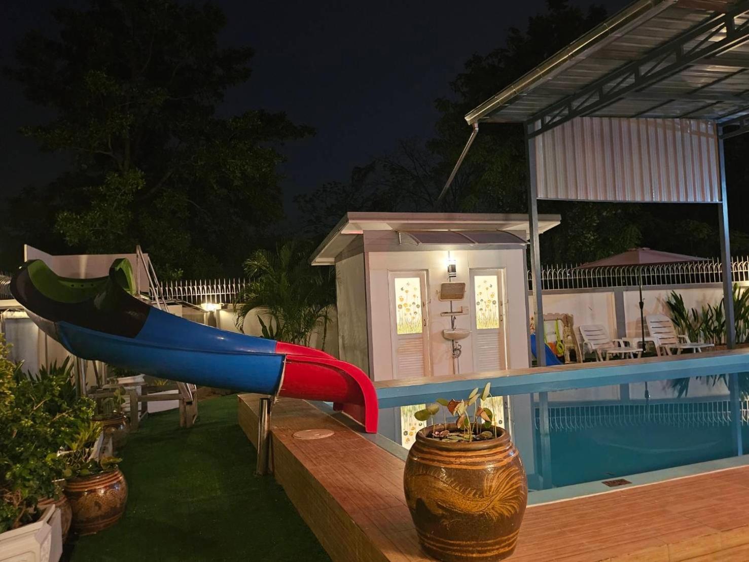 Pool & * HHQ