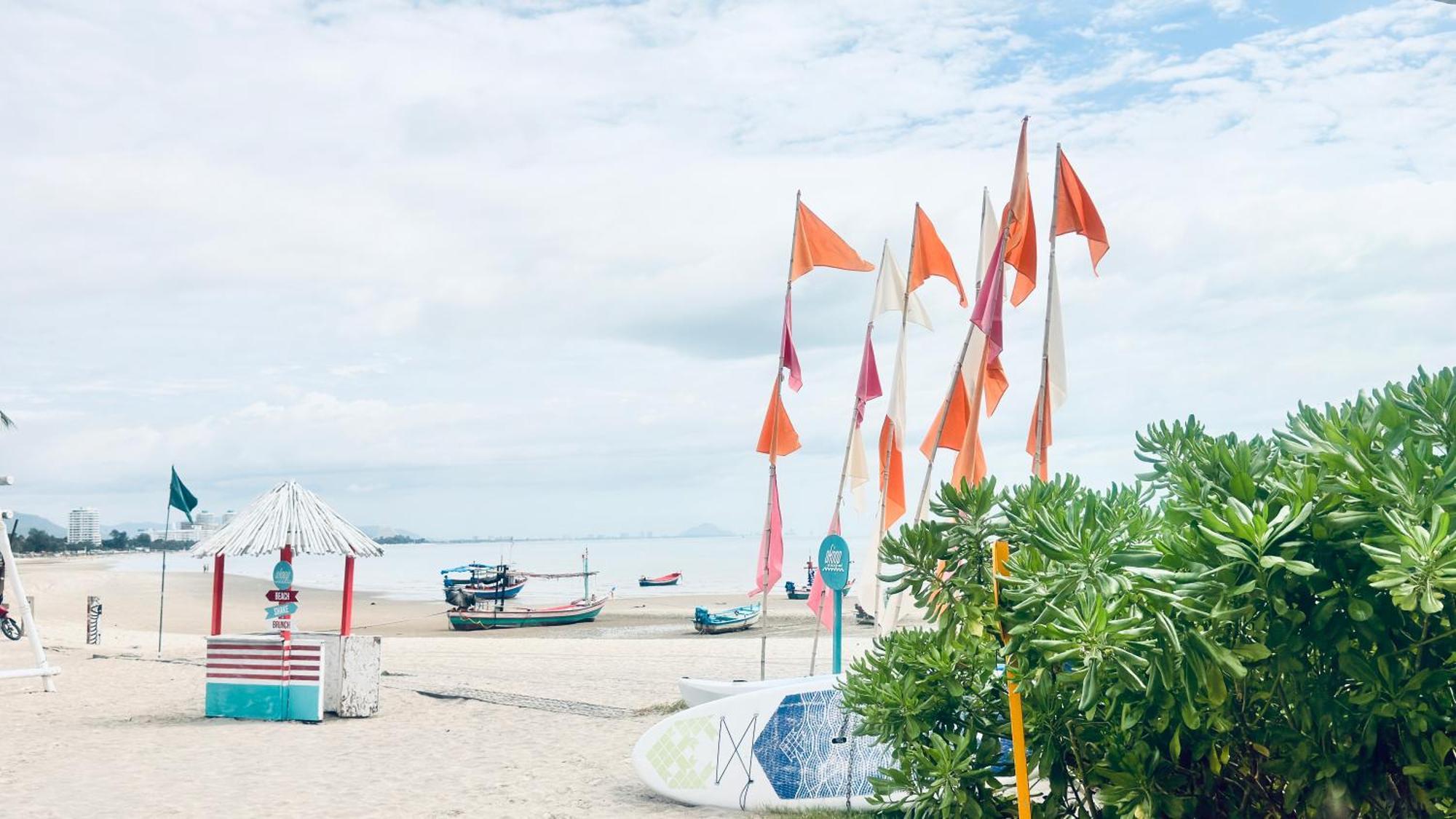 Sea&mountain View,5 Mins Walk To Famous With King Size Bed Apartment