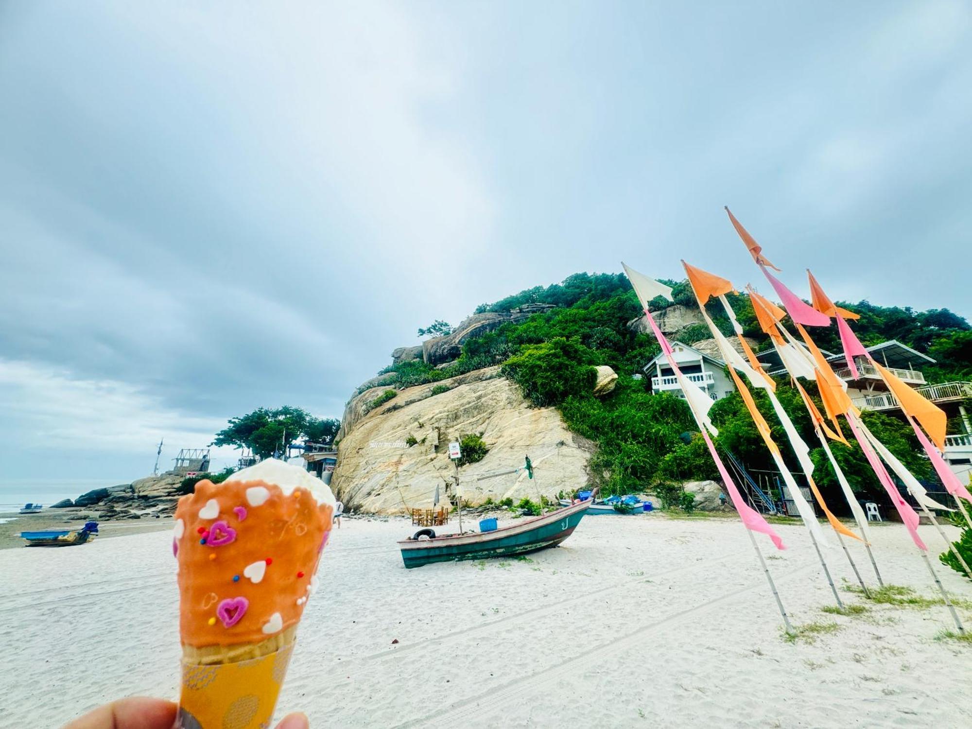 Sea&mountain View,5 Mins Walk To Famous With King Size Bed * Hua Hin