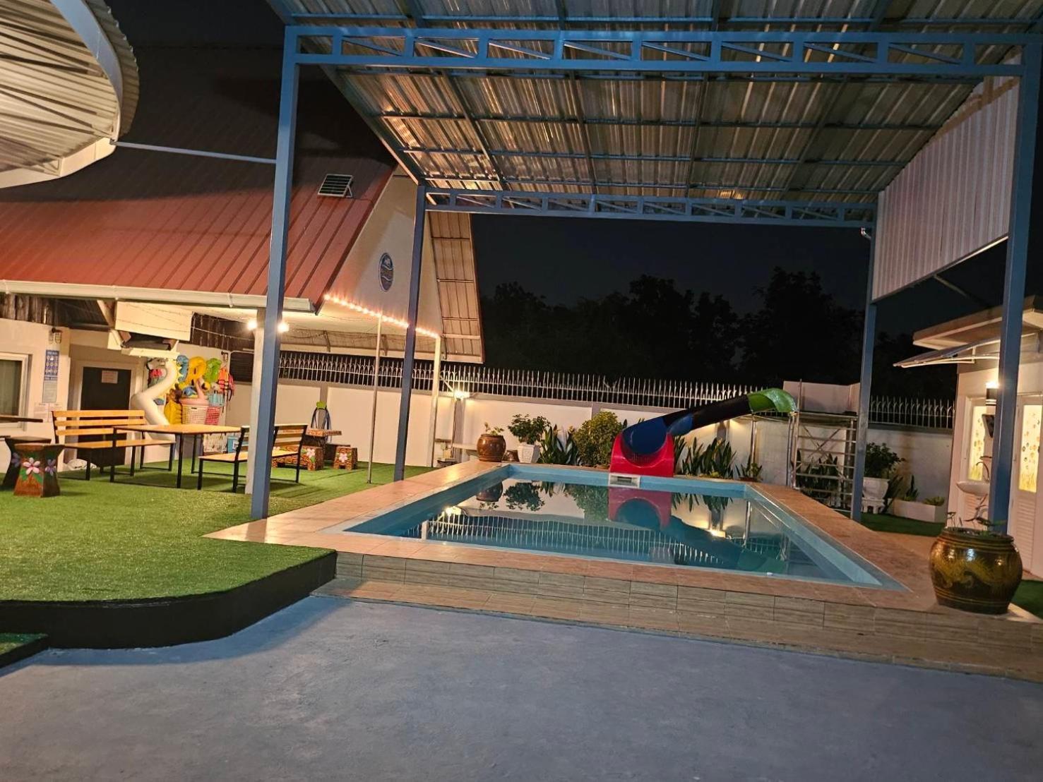 Pool & * HHQ