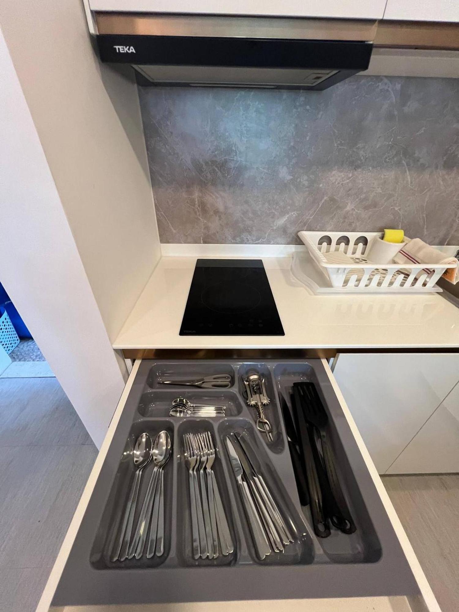 One Bedroom At Main Downtown With 5 Mins Walk To Căn hộ *