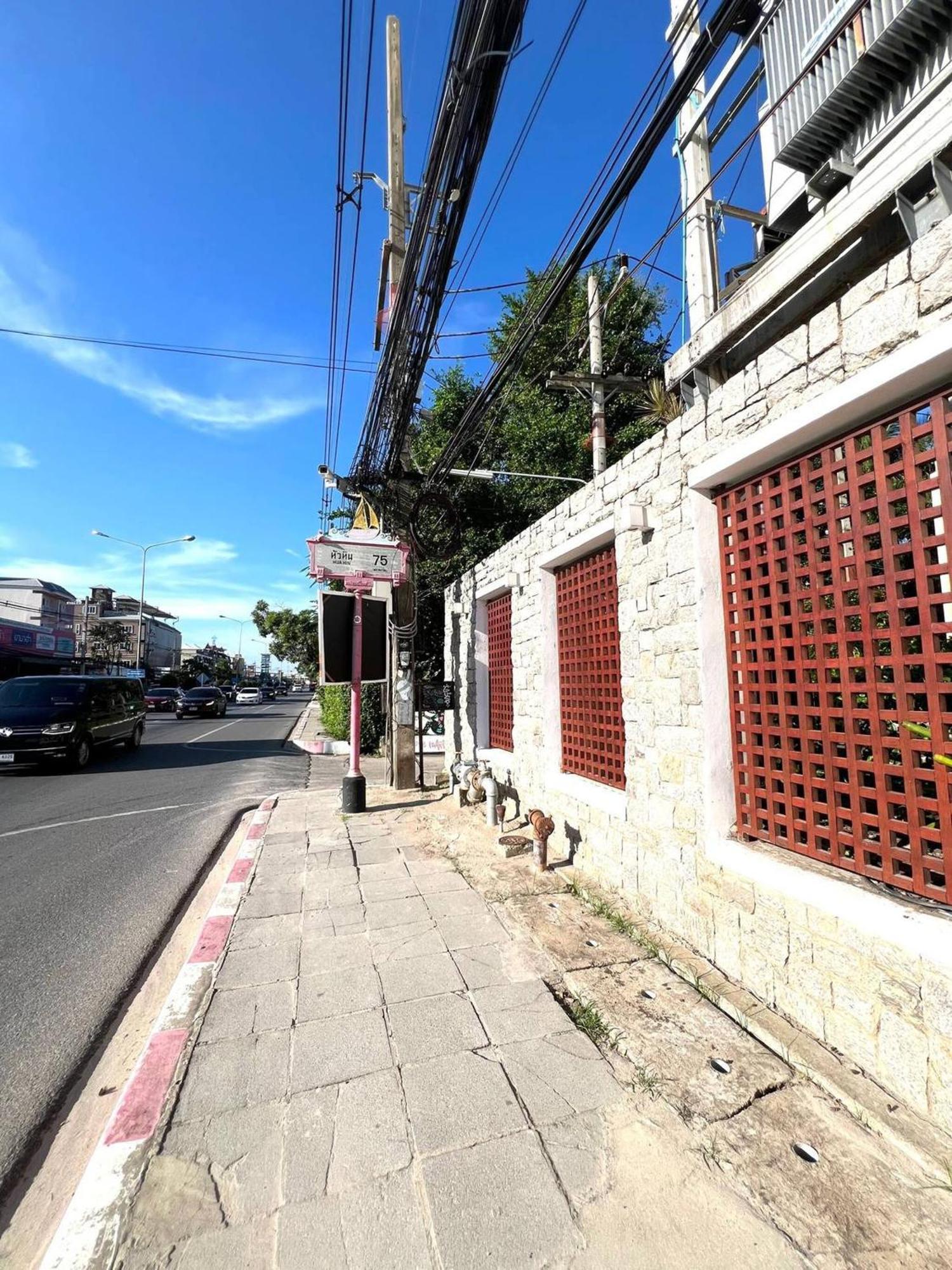 Căn hộ One Bedroom At Main Downtown With 5 Mins Walk To *