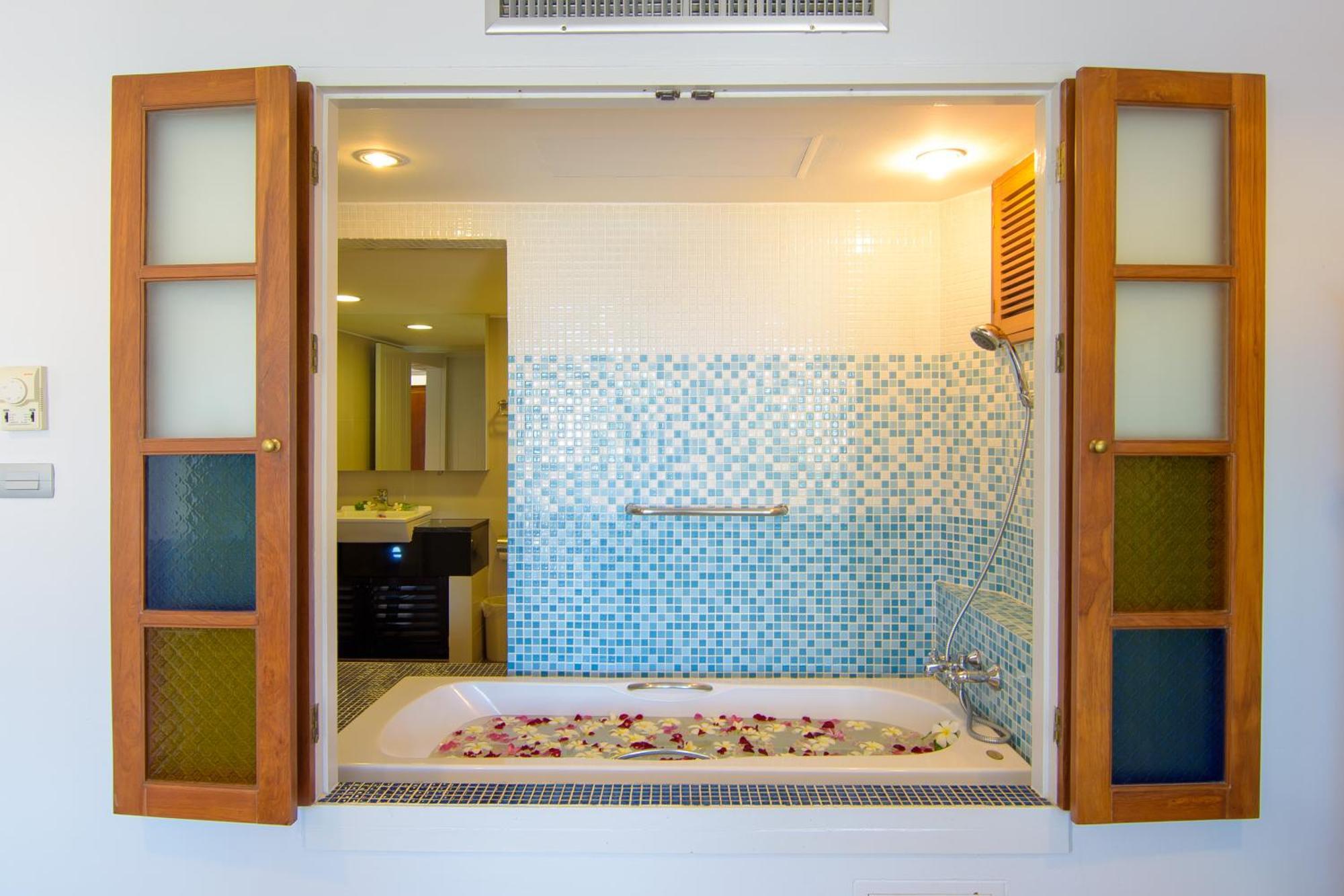 Chom View Hotel, Hotel