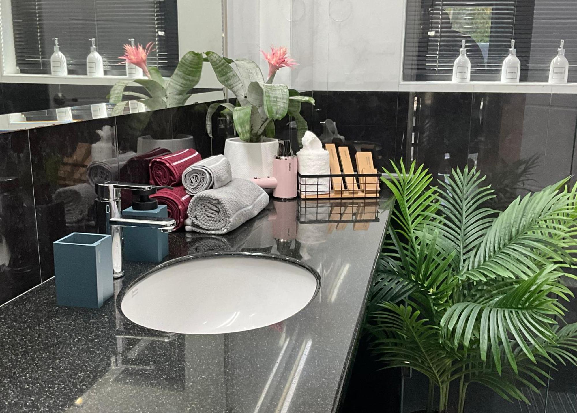 7 Minutes From Centre Orchid With Jacuzzi And Pool Table