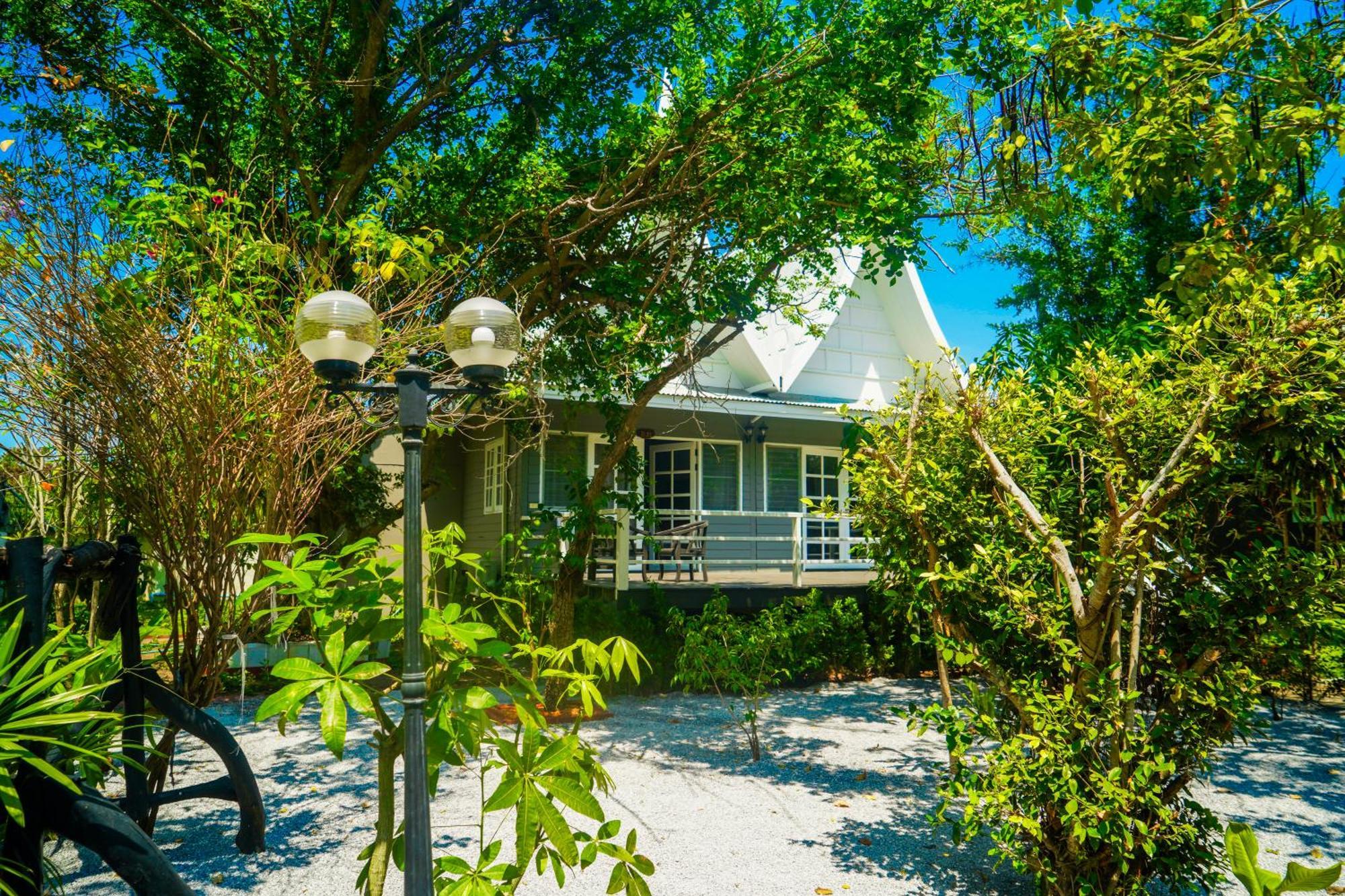 Resort Luna Hut Hua Hin