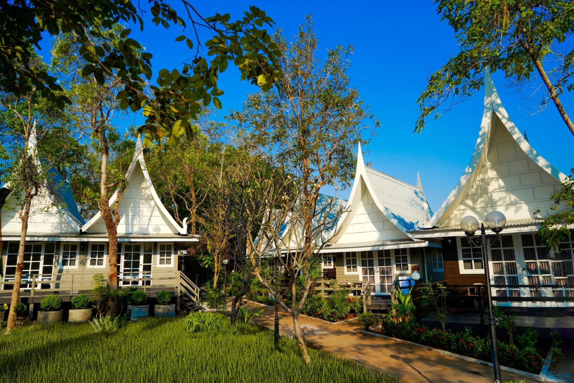 Luna Hut Hua Hin