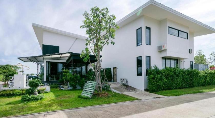 Capital O 1009 Leleaf Valley Pool Hotel 3*