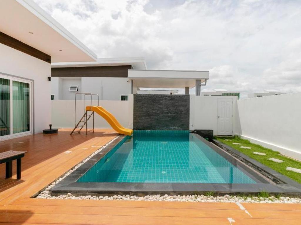 Capital O 1009 Leleaf Valley Pool Hotel