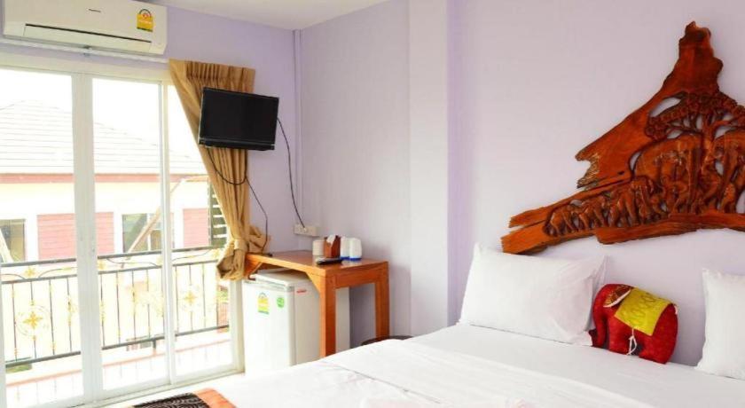 Baan Taklom Chomtalay Hotel