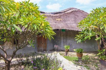 Naidee Sculptured Huts Hotel