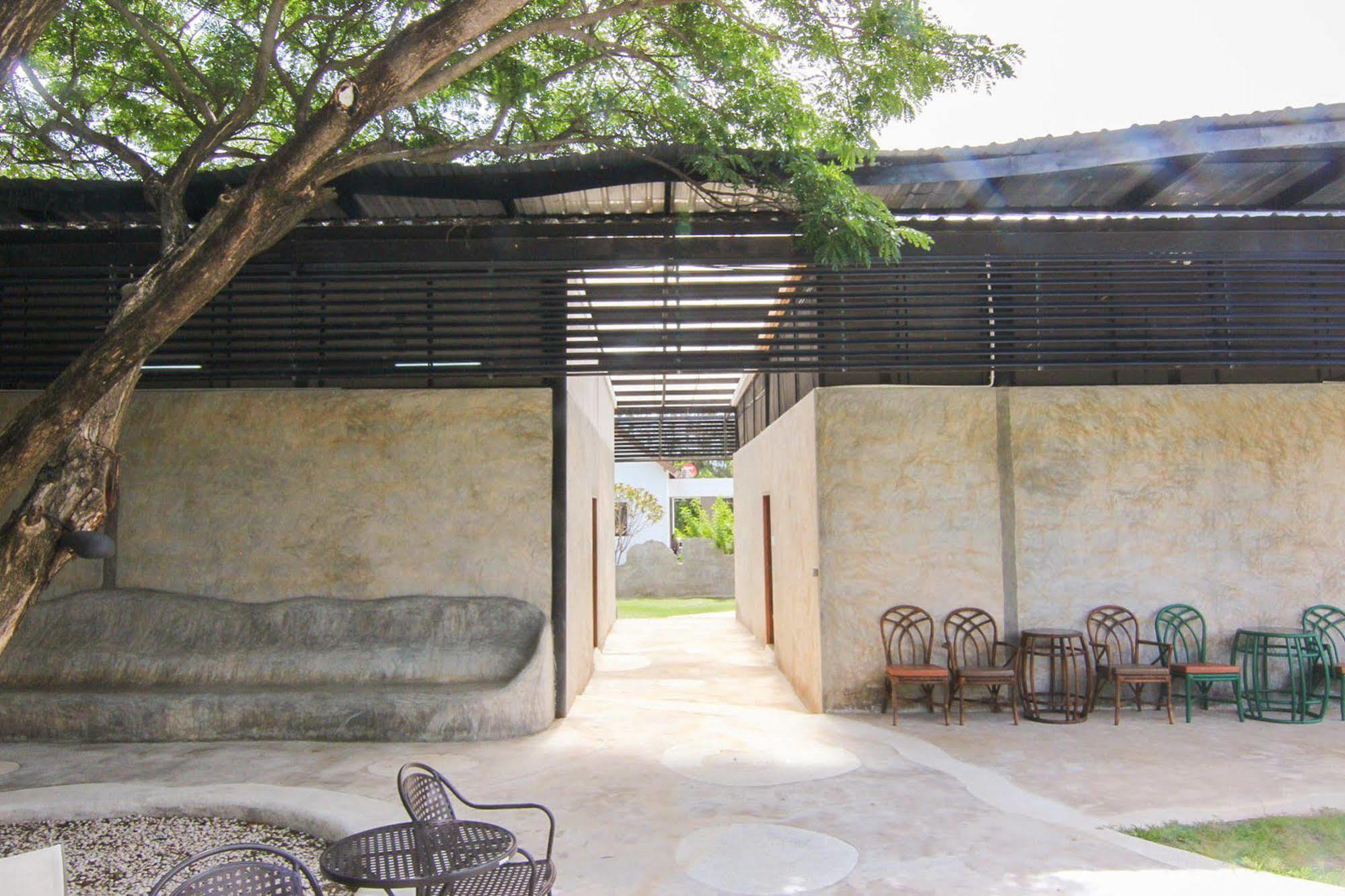 Hotel Naidee Sculptured Huts 2*