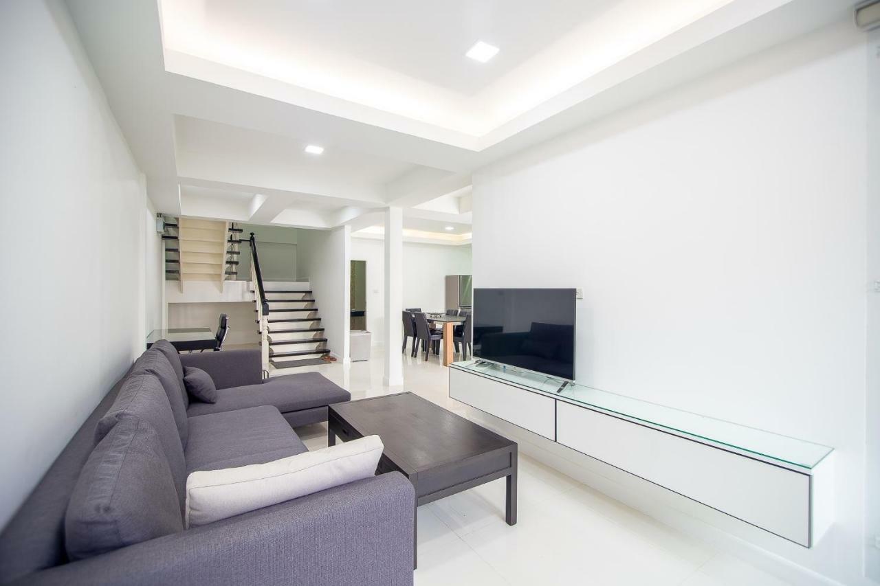 Modern Pool House Holiday home